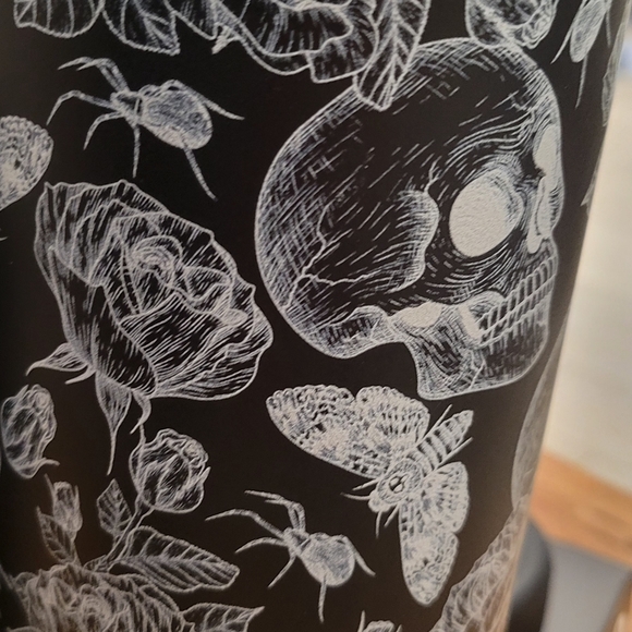 *NEW*LIMITED EDITION*BLACK HYDRAPEAK INSULATED HALLOWEEN SKULL TUMBLER - Picture 3 of 3